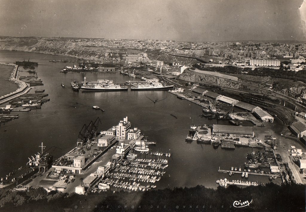 78 un rayon de soleil sur le port.JPG